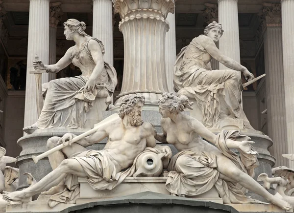 V のオーストリアの議会の前にパラス ・ アテナ噴水 — ストック写真