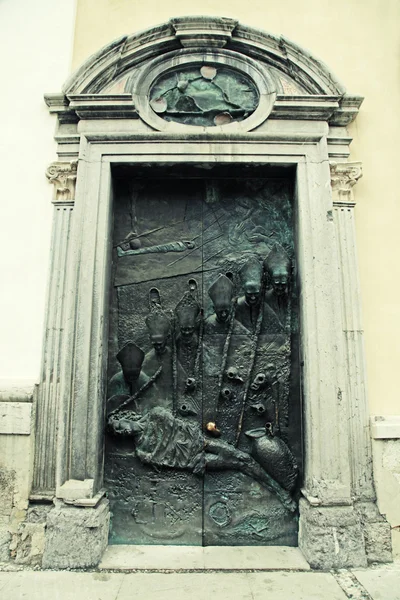 Puerta de la Iglesia de San Nicolás en Liubliana, Eslovenia —  Fotos de Stock