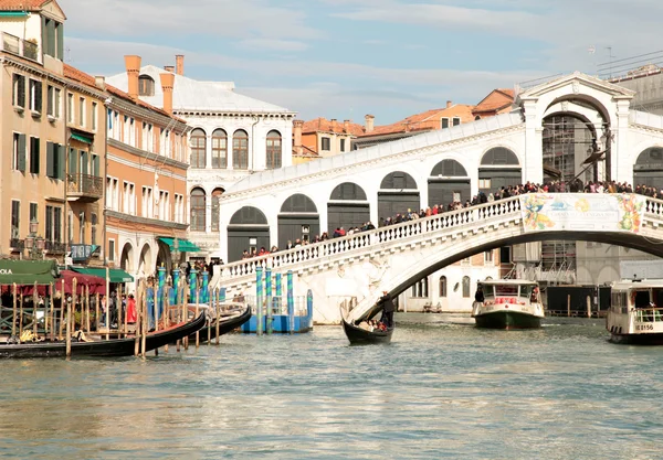 Rialto Köprüsü üzerinde grand canal, venice, İtalya — Stok fotoğraf