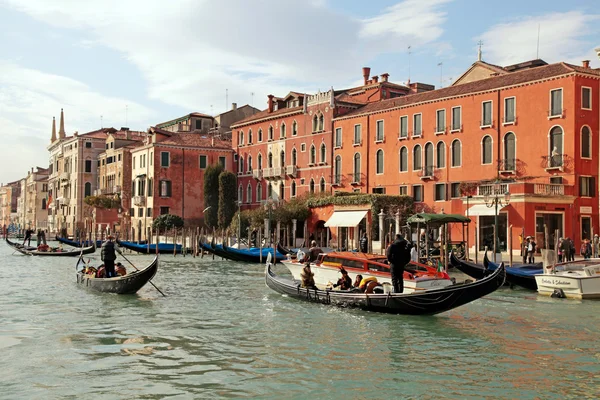 Gondoliere fährt Gondel auf dem Canal Grande, Venedig — Stockfoto