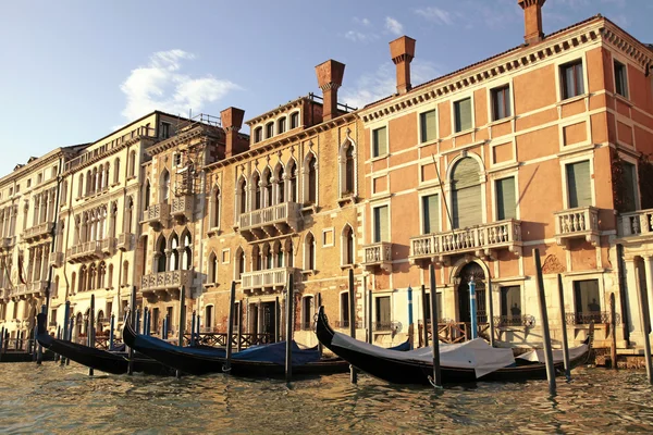 Venezianische Häuser und Gondel auf dem Canal Grande, Venedig, Italien. — Stockfoto