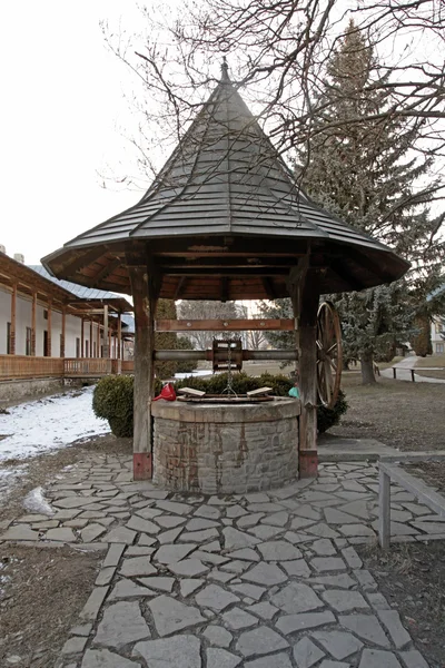 Alter ländlicher Brunnen — Stockfoto