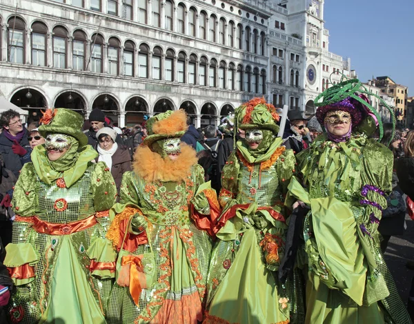 Enmascarados disfrazados en la Plaza San Marco de Venecia, Italia . —  Fotos de Stock