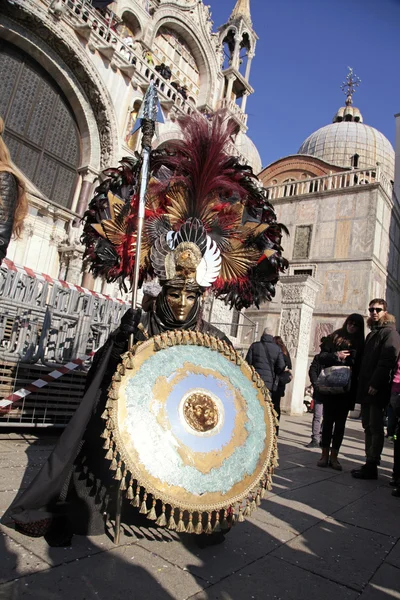 Masked man in warrior costume on San Marco Square during the Car — Stock Photo, Image