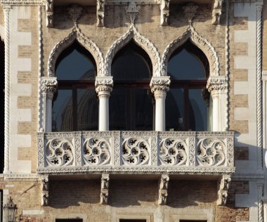 süslü pencere ve balkon Venedik, İtalya.