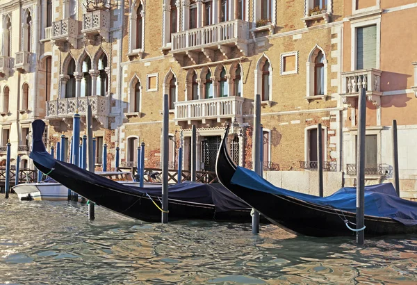 Eingang zu alten Häusern am großen Kanal in Venedig, Italien — Stockfoto