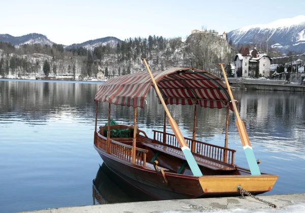 Tradizionale barca slovena sul lago di Bled, Slovenia — Foto Stock