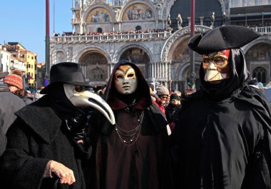 San Marco Squa üzerinde geleneksel Venedik kılık maskeli kişiler