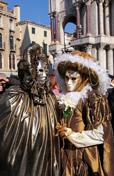 Gemaskerde personen in kostuum over carnaval in Venetië, Italië. — Stockfoto