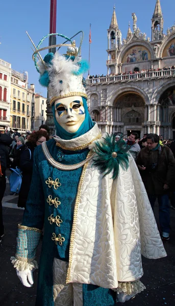 Μασκοφόροι πρόσωπο στο κοστούμι στην πλατεία Σαν Μάρκο, Βενετία — Φωτογραφία Αρχείου