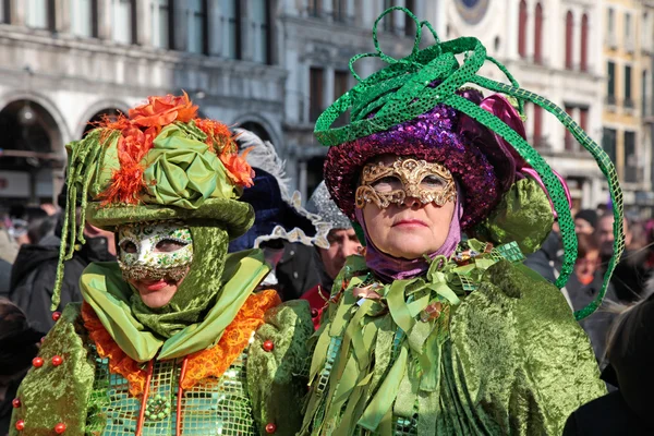 Enmascarados disfrazados en la Plaza San Marco de Venecia, Italia . —  Fotos de Stock