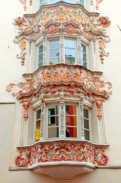 Windows středověkých budov ve starém městě, Innsbruck, Rakousko — Stock fotografie