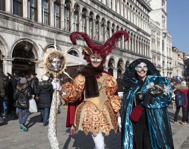 San Marco meydanında güzel Ortaçağ kostüm maskeli kişiler