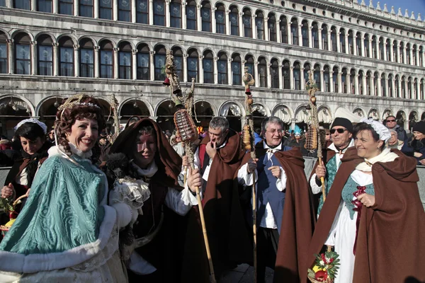 Persons in Franciscan monks carnival costume on San Marco Square — Stock Photo, Image