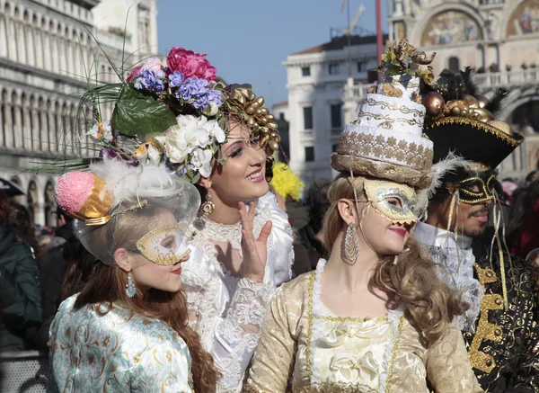 Gemaskerde personen in prachtige sierlijke kostuum op het San Marco plein, — Stockfoto