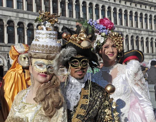 Personas enmascaradas con hermoso disfraz adornado en la Plaza San Marco , —  Fotos de Stock