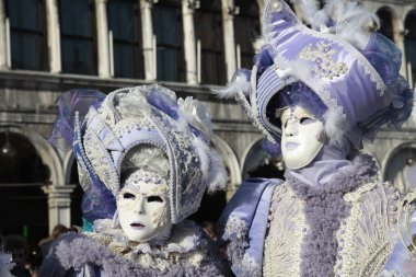 San Marco Meydanı ' nda V süslü Ortaçağ kostüm maskeli kişiler