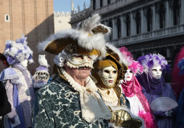 Personas enmascaradas con hermoso disfraz medieval en la Plaza San Marco —  Fotos de Stock