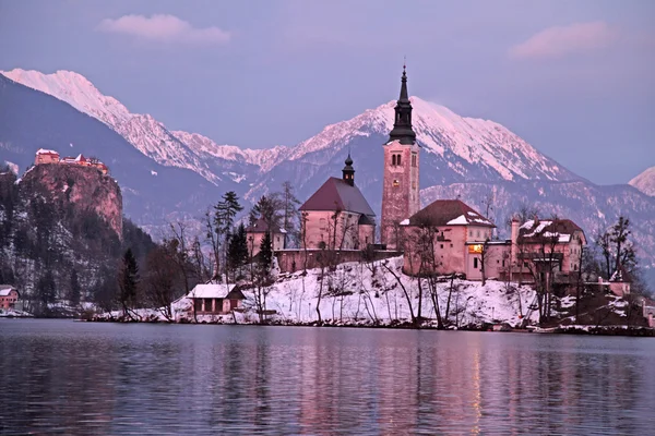 Paisagem de inverno de Bled Lake e ilha igreja no pôr do sol — Fotografia de Stock