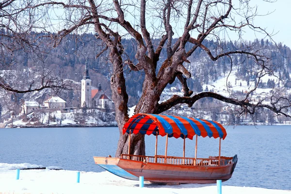 Tradiční slovinského člunu a kostel na jezeře Bled, Slovinsko — Stock fotografie