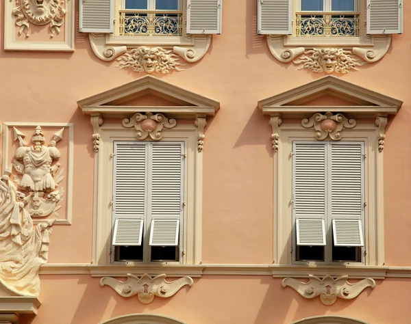 Casa con ventanas de persianas grises francesas antiguas en Mónaco — Foto de Stock