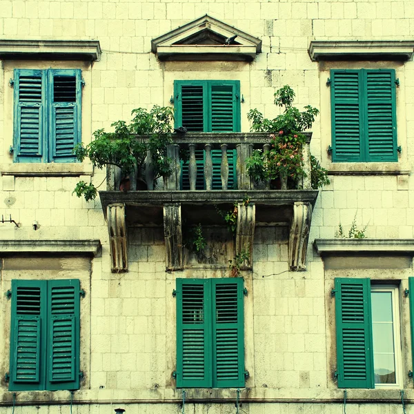 Gamla väggen i Medelhavet medeltida hus med splittras fönster — Stockfoto