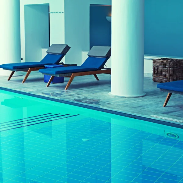 Azul resort piscina interior com cama de piscina — Fotografia de Stock