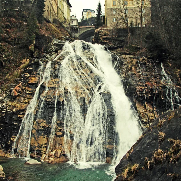 Waterval aan bad gastein in de bergen van de Alpen — Stockfoto