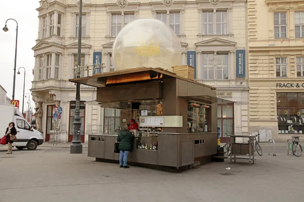 Kiosk met fast food in Old Town in Wenen, Oostenrijk — Stockfoto