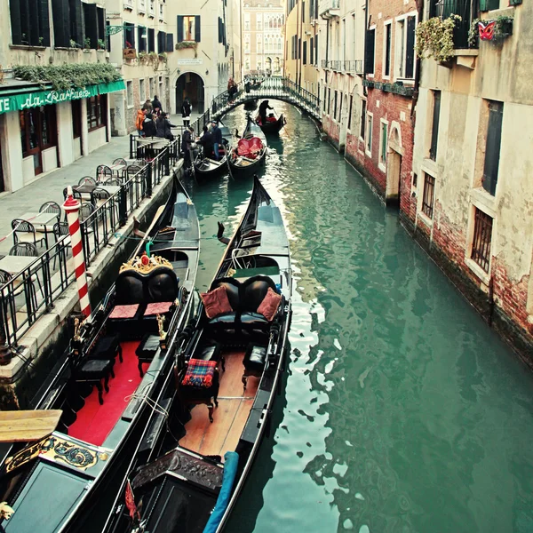 Góndola típica en el estrecho canal veneciano, Venecia, Italia . —  Fotos de Stock