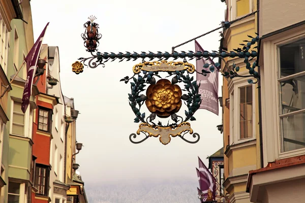 Średniowieczne zabytkowych kawiarni znak w Innsbrucka, Austria — Zdjęcie stockowe
