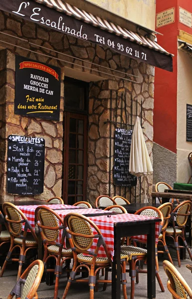 Venkovní francouzské tradiční kavárna ve starém městě Nice — Stock fotografie