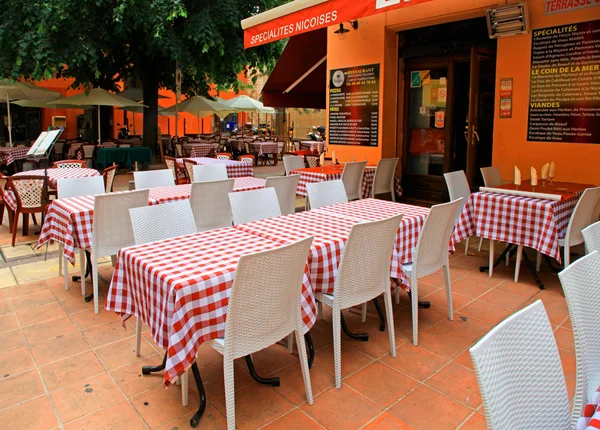 Franse traditionele sidewalk café in oude stad van Nice, Frankrijk. — Stockfoto