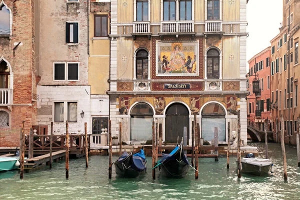 Antiguas casas venecianas y góndola en el Gran Canal, Venecia, Ital —  Fotos de Stock