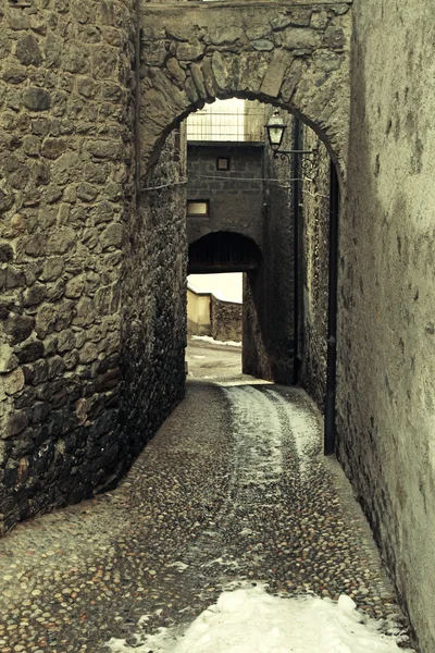 Rustic arched street in a old alpine village — Stock Photo, Image