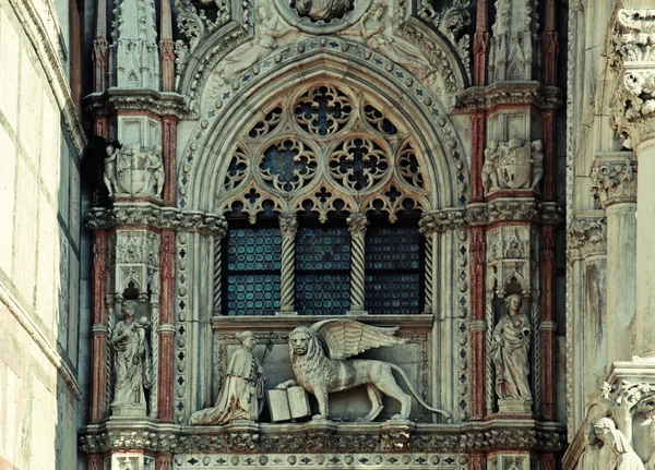 Detalles de la Basílica en Piazza San Marco, Venecia, Italia — Foto de Stock