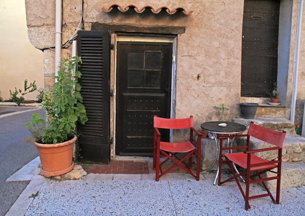 Vecchia casa rurale in villaggio, Provenza, Francia — Foto Stock