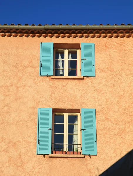 Açık pencereleri ve mavi panjurlar, Provence turuncu kırsal ev — Stok fotoğraf