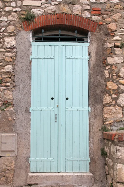 老式的蓝色木门，普罗旺斯法国 — 图库照片