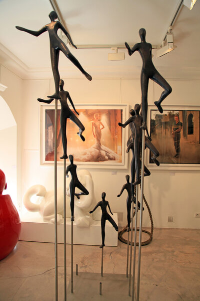 Современные скульптуры и картины в Художественной галерее Сент-Па
