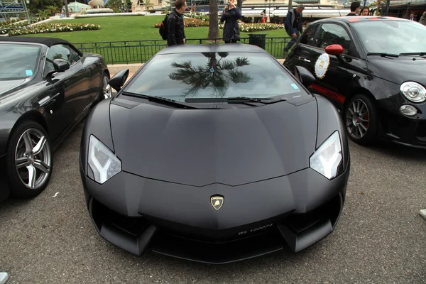 Luksusowy samochód Lamborghini w pobliżu kasyna Monte-Carlo, Monako. — Zdjęcie stockowe
