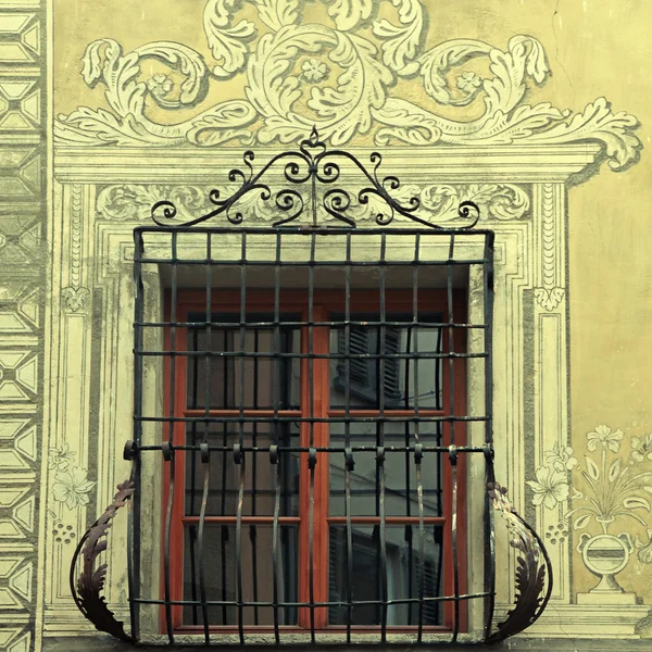 Окно с покрашенными декорациями, Италия — стоковое фото