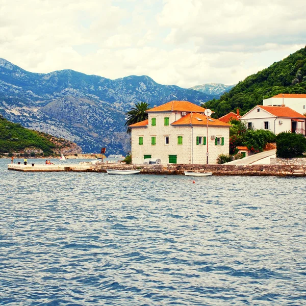 Régi halászati falu pier, a Kotori-öböl, Montenegró. — Stock Fotó