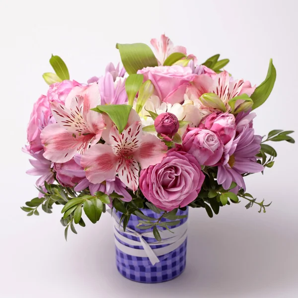 アストランティア、フリージア、ローズ、ラナンキュラスと美しいピンクの花束 — ストック写真