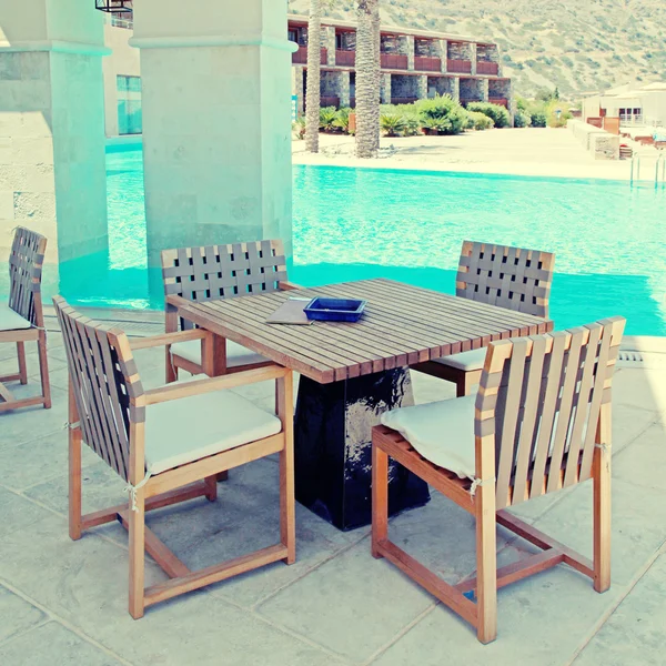 Terraço do hotel de verão com piscina e mobiliário de exterior (Grécia ) — Fotografia de Stock