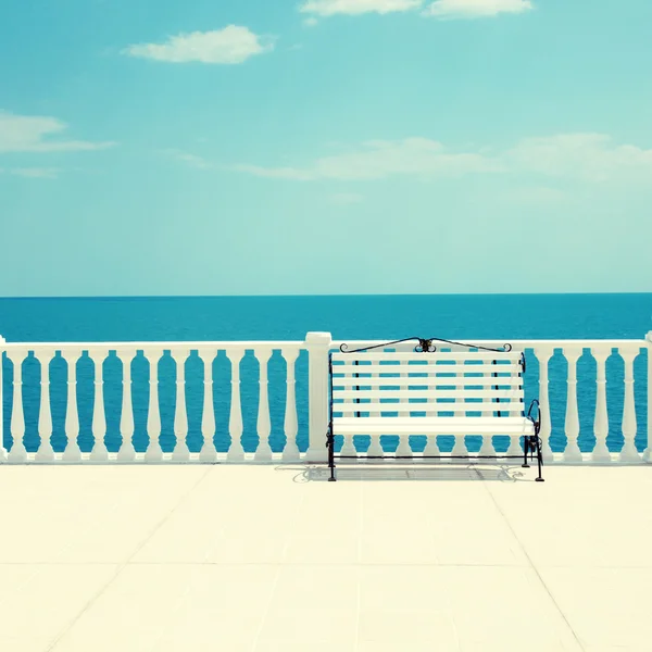 Bílé lavičky, zábradlí a prázdnou terasu s výhledem na moře — Stock fotografie
