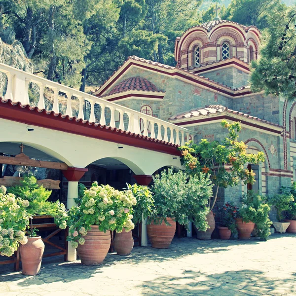修道院 （克里特岛，希腊的美丽的旧花园) — 图库照片
