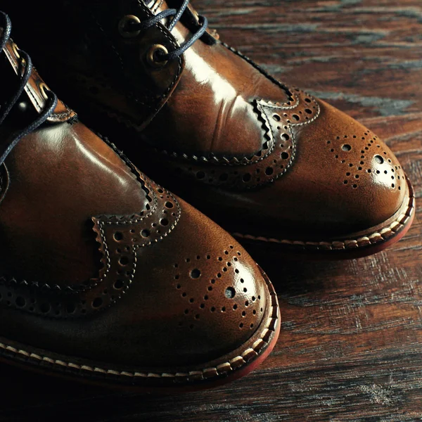 Luxe bruine schoenen op hout achtergrond — Stockfoto