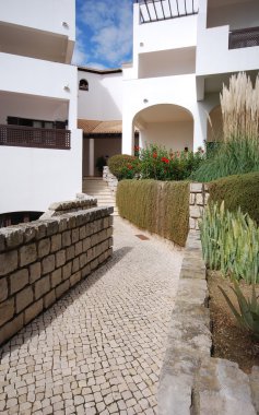 Beyaz tatil villa ve taş yolu (Algarve, Portekiz)
