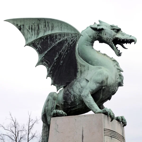 Статуя дракона на мосту Дракона (Змайский мост), символ Любляны — стоковое фото